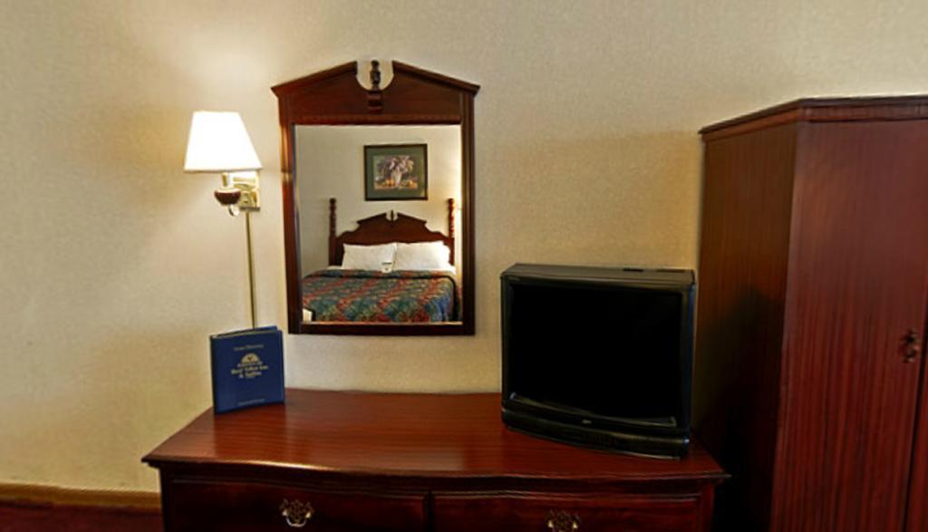 Americas Best Value Inn Уокиган Екстериор снимка
